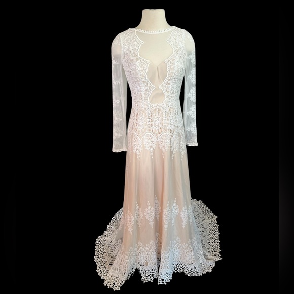 Dreamers and Lovers Aurora Wedding Dress - Picture 9 of 10